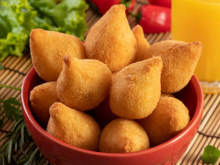 A melhor receita para fazer com sobra de salpicão é essa coxinha cremosa e supercrocante: aprenda a receita