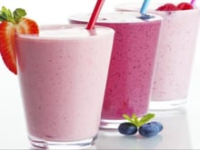 Vitamina cremosa de frutas vermelhas