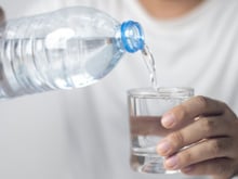 Por que a água mineral sem gás tem data de validade?