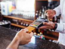 Comer menos e pagar mais caro? Restaurantes cobram taxa extra por motivo absurdo! Vem entender a polêmica!