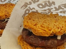 Conhece o RAMEN BURGUER? Saiba como fazer o hambúrguer com pão de miojo igualzinho ao da hamburgueria