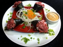 Mini temaki de linguiça blumenau com molho especial