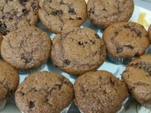 Cupcake de banana com chocolate e aveia
