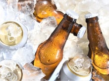 Mania de brasileiro: cerveja gelada é melhor? Entenda se isso é verdade e como os outros países consomem