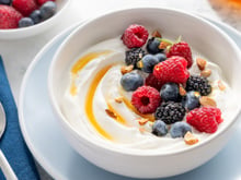 Três frutas que podem acompanhar o iogurte grego para ganhar massa muscular