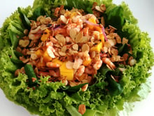 Salada de rúcula com manga e camarão