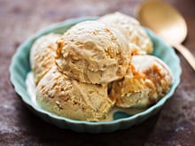 Sorvete de doce de leite recheado é a sobremesa perfeita para aguentar esse calorão (e é muito fácil de fazer!)