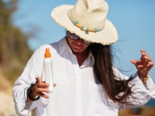 TudoGostoso explica como remover manchas de protetor solar de roupas brancas antes que elas amarelem