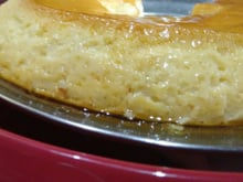 Pudim de leite com furinhos