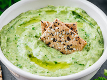 Pasta de ingredientes verdes de liquidificador é um molho (DOS DEUSES!) para um cardápio saudável