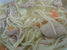 Sopa rápida de legumes com macarrão e frango