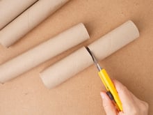 Com quantos anos você descobriu que o rolo de papel-toalha vazio é ótimo para guardar sacolas plásticas?