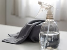 O que significa borrifar vinagre debaixo da cama? Poucas pessoas conhecem esse truque da vovó