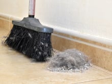 Veja 3 jeitos para IMPEDIR que as cerdas da sua vassoura estraguem e SALVE as suas faxinas!
