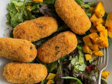 Parece quibe, mas é muito melhor: viciei nesse salgado de abóbora SEM GLÚTEN recheado com queijo