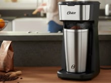 Quando uma xícara não é suficiente: cafeteira Oster prepara até 400 ml de café de uma vez por menos de R$ 200