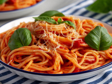 Espaguete com queijo, tomate e manjericão: uma combinação deliciosa e prática que vai salvar o seu jantar