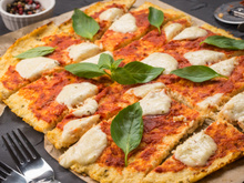 Chega de pizza low carb mole: com essa receita a massa fica crocante e dá até para comer com as mãos!