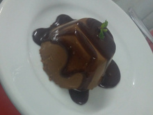 Flan de cappuccino com calda de chocolate