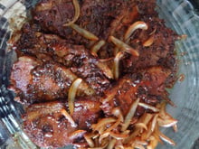 Picanha suína na manteiga ao vinho branco seco e cebola caramelizada