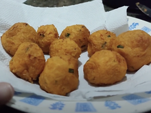 Bolinho de frango na airfryer: receita simples, crocante e pronta em poucos minutos