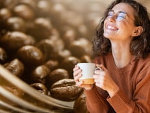 O café pode manter a pele do seu rosto jovem por mais tempo se você escolher esse tipo de torra