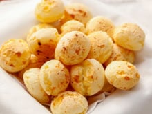 Pipoca de queijo com polvilho feita no forno muito crocante e sequinha