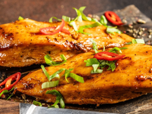 Trabalhando no TudoGostoso, aprendi o truque que realmente deixa o frango muito mais suculento