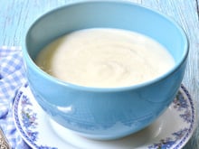 Como fazer mingau de maisena supercremoso e sem empelotar? TudoGostoso revela o segredo para ele ficar igual a receita de vó