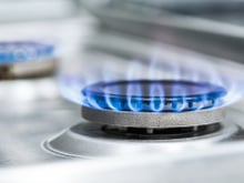 Mora sozinho e ainda não tem fogão? Essa opção bem mais barata pode ser a solução para você