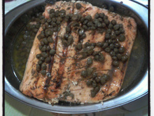 Salmão gratinado com molho de alcaparra