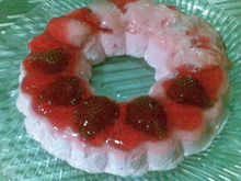 Doce rápido de gelatina e morangos