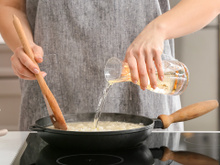 Esse erro cometido por muitas pessoas pode estar deixando seu arroz com gosto de velho