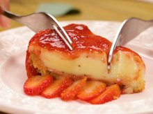 Torta de chocolate branco com calda de morango: receita deliciosa