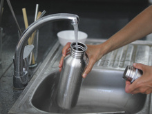 Garrafa térmica com gosto estranho? Descubra como acabar com esse problema!