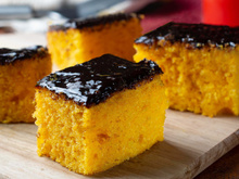 Bolo de cenoura SEM OVO: essa é a receita perfeita para quem implica com o ingrediente mas ama o doce