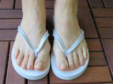 Não é o bicarbonato, muito menos o vinagre: um único ingrediente deixa meus chinelos brancos como nunca!