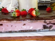 Bolo mousse de chocolate com morango