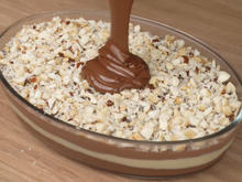 Todo almoço de Páscoa precisa ter esse ovo de páscoa na travessa com casquinha crocante e castanha, fica pronto rapidinho (receita fácil)