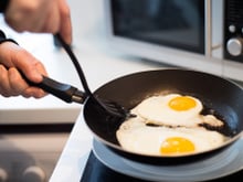 O truque simples para evitar que os ovos fritos grudem na espátula