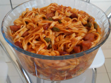 Macarrão com calabresa e alcaparras