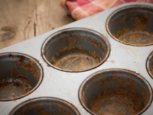 Como recuperar assadeiras velhas com ingredientes que você tem em casa: com esse truque simples e eficaz vão parecer novas!