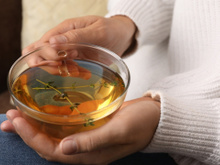 Chá de carqueja após o almoço: os benefícios ao corpo de beber a infusão nesse horário todos os dias