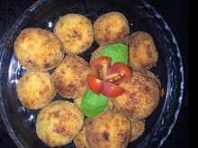 Bolinho de aipim (mandioca) recheado com carne seca