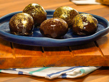 Bala baiana de brigadeiro é a versão surpreendente do doce clássico que você vai ficar apaixonado! Confira a receita