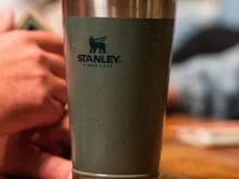 Stanley por menos de R$ 100? Copo térmico de 473 ml está com preço baixo na Amazon