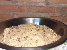 Farofa caramelizada crocante com cebola caramelizada, amêndoas e cranberries