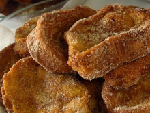 Rabanada com leite condensado e canela