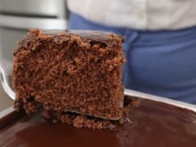 Bolo de chocolate sem farinha de trigo fica pronto em poucos minutos e tão fofinho que parece receita de confeitaria profissional