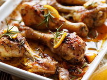 Coxas de frango com limão e alecrim, receita superfácil para um jantar rápido e delicioso